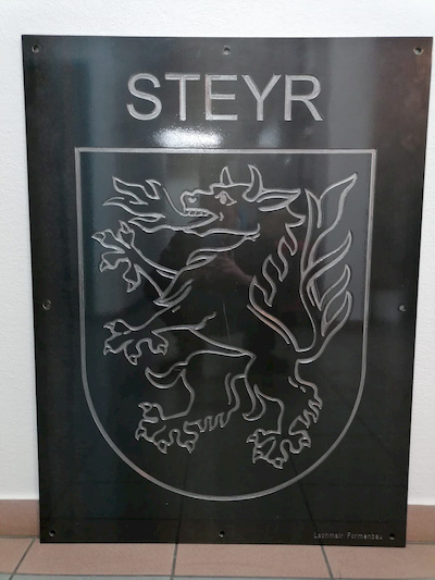 Steyr Wolfern Oberoesttereich Steiermark Oesterreich Schild Tafel Wappen Steyr Logoschild Firmenschild Ortsschild Namensschild Hausschild Werbeschild Logotafel Firmentafel Ortstafel Namenstafel Haustafel Fraesen Fräsen
